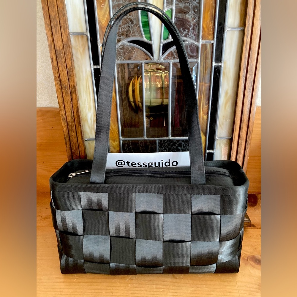 EXUC Harveys Seatbelt Large Satchel in Black with ♻️Rootbeer bottle lining.